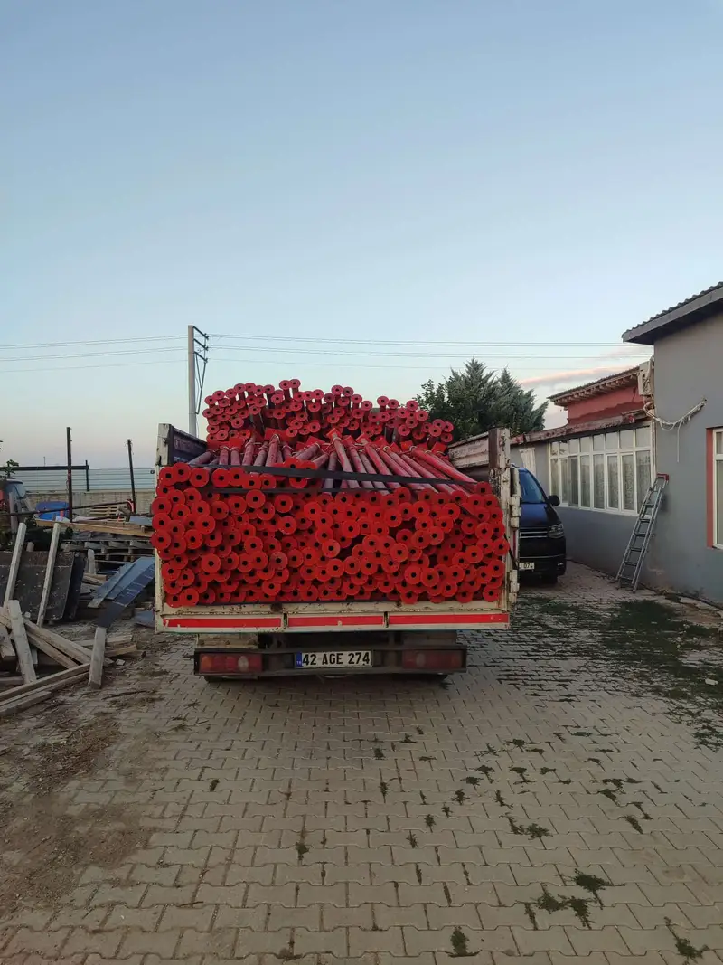 Kırmızı çelik dikmelerle dolu kasa