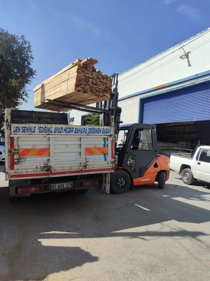 Kereste deposunda forkliftle kamyonete yükleme