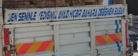 Kamyonun arka kapağında yazan söz: Ben seninle yediğimiz ayazı hiçbir bahara değişmem babam