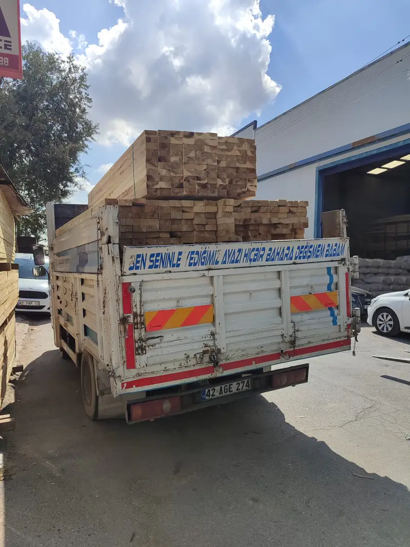 Paketli kereste yüklü kamyonet